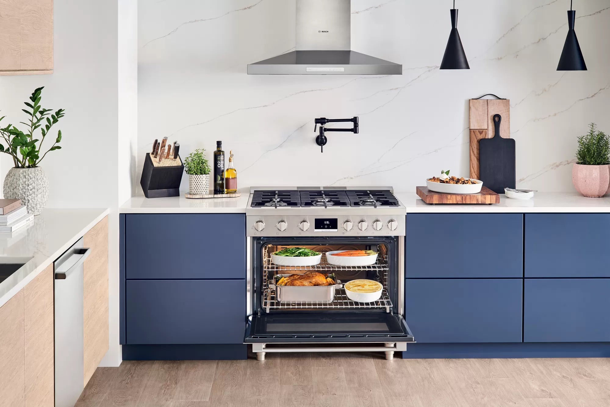 Bosch - 36 Inch 600 CFM Wall Mount and Chimney Range Vent in Stainless - HCP56652UC