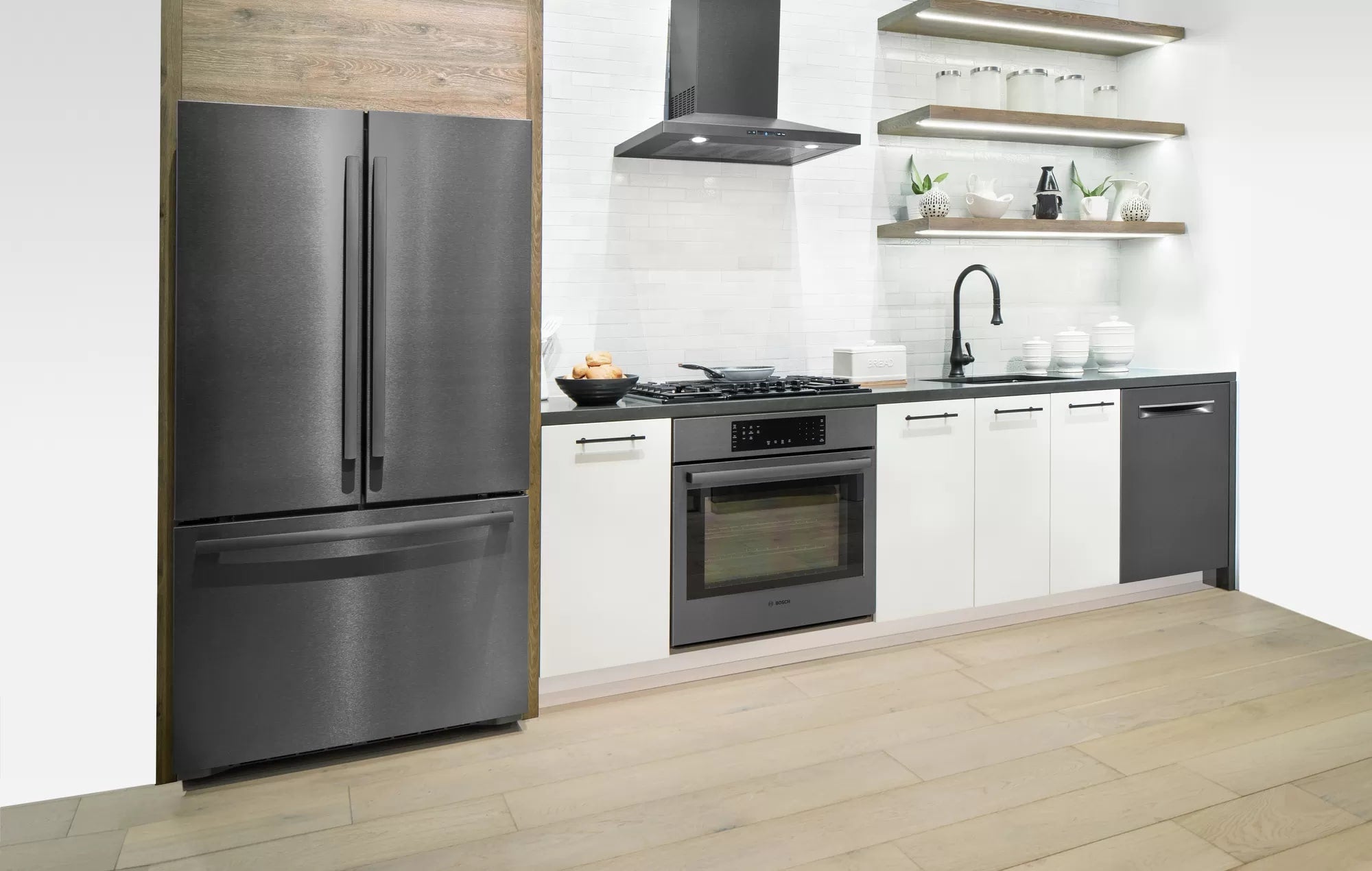 Bosch - 30 Inch 600 CFM Wall Mount and Chimney Range Vent in Black Stainless (Open Box) - HCP80641UC