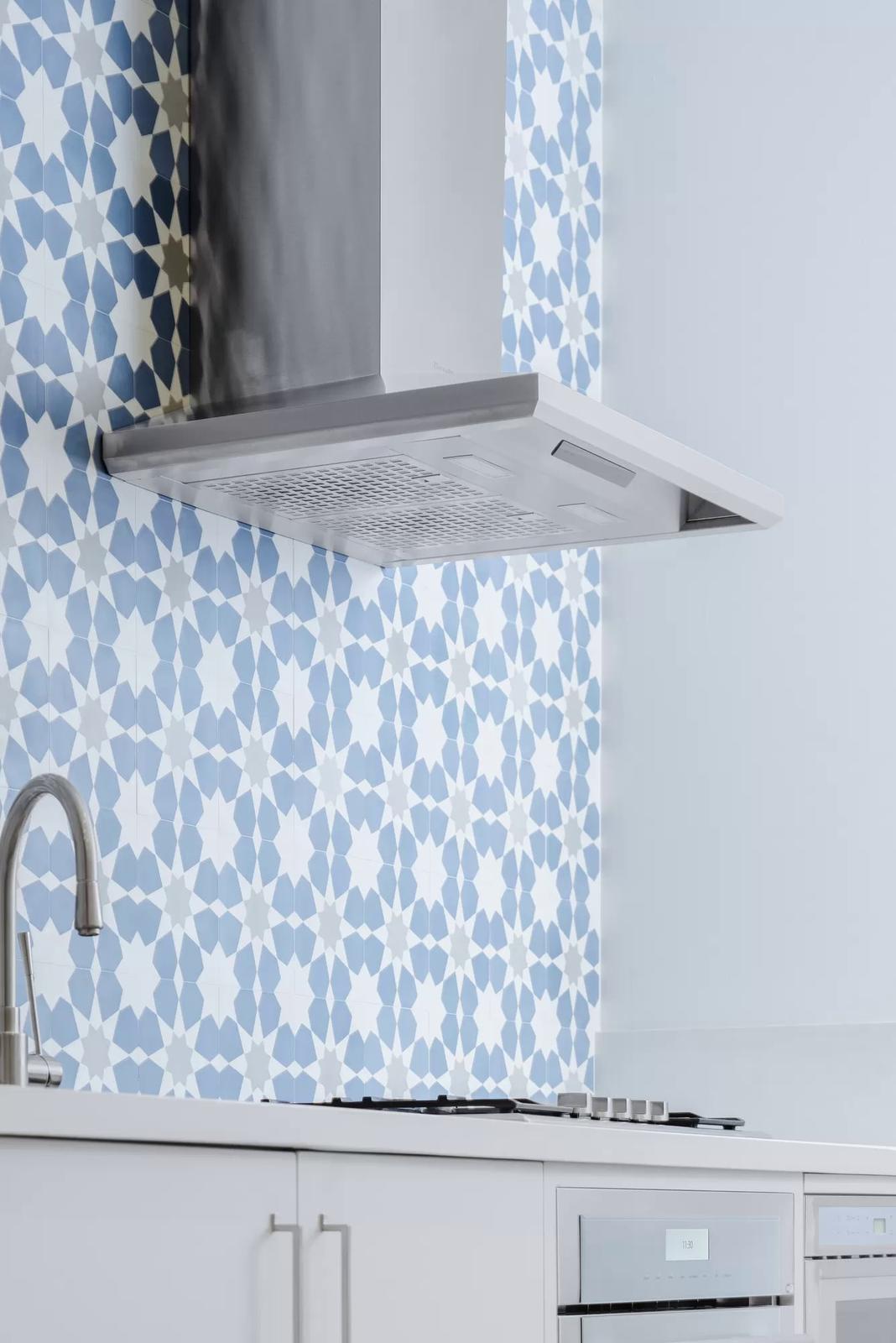 Thermador - 29.9375 Inch 600 CFM Wall Mount and Chimney Range Vent in Stainless - HMCB36WS