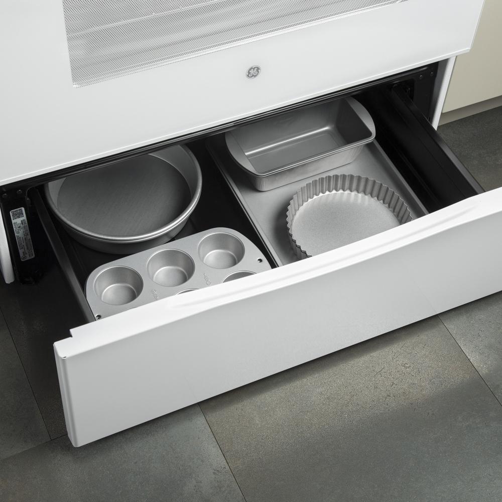 GE - 5 cu. ft Electric Range in White - JCBS630DKWW