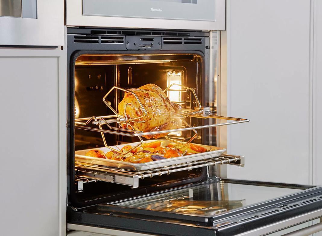 Thermador - 4.5 cu. ft Single Wall Oven in Stainless - MED301RWS