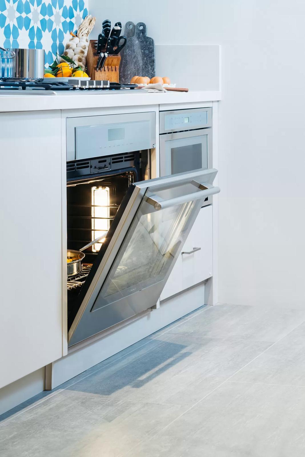 Thermador - 4.5 cu. ft Single Wall Oven in Stainless - MED301WS