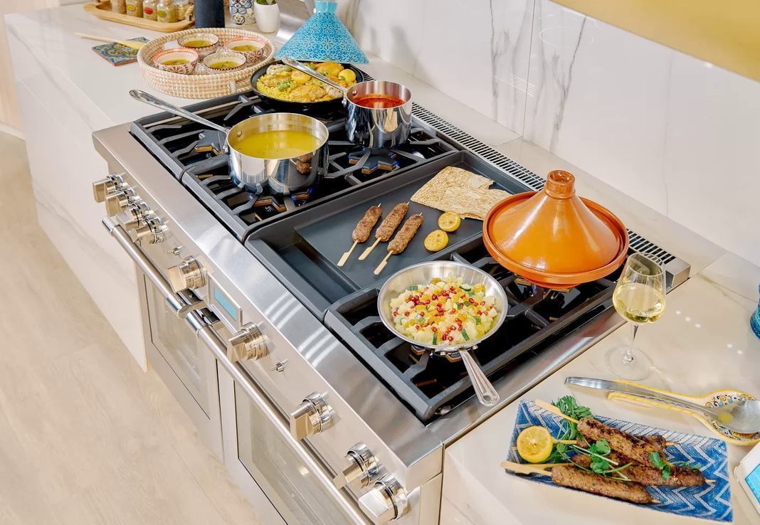 Thermador - 5.7 cu. ft Gas Range in Stainless - PRG364WDG