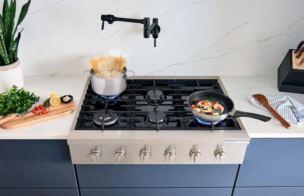 Bosch - 35.9 inch wide Gas Cooktop in Stainless - RGM8658UC