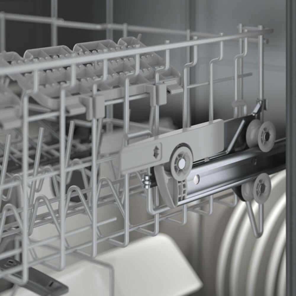 Bosch - 46 dBA Built In Dishwasher in Stainless - SHP55CM5N