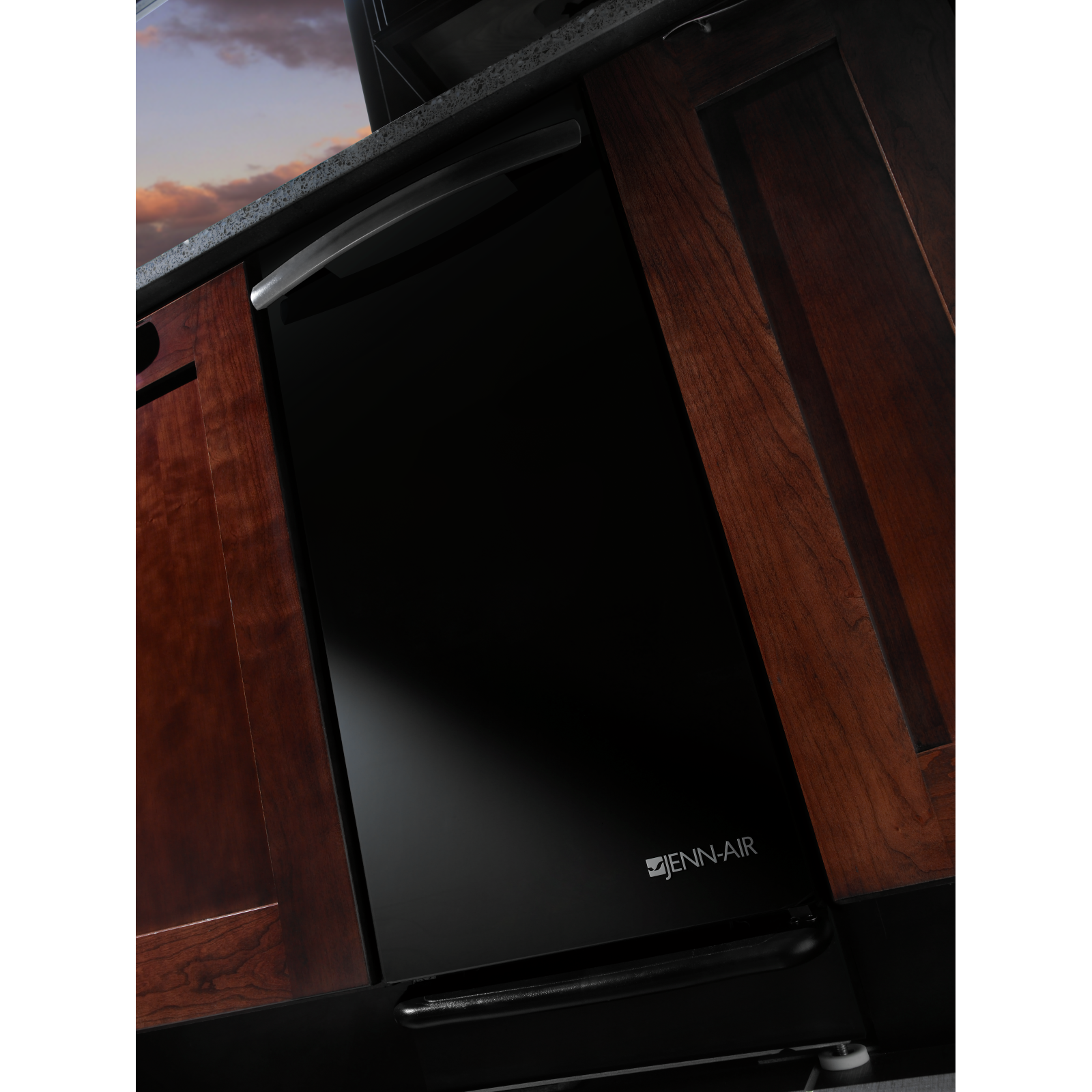 JennAir - 15 Inch 1.4 cu. ft Trash Compactor in Black - TC607X