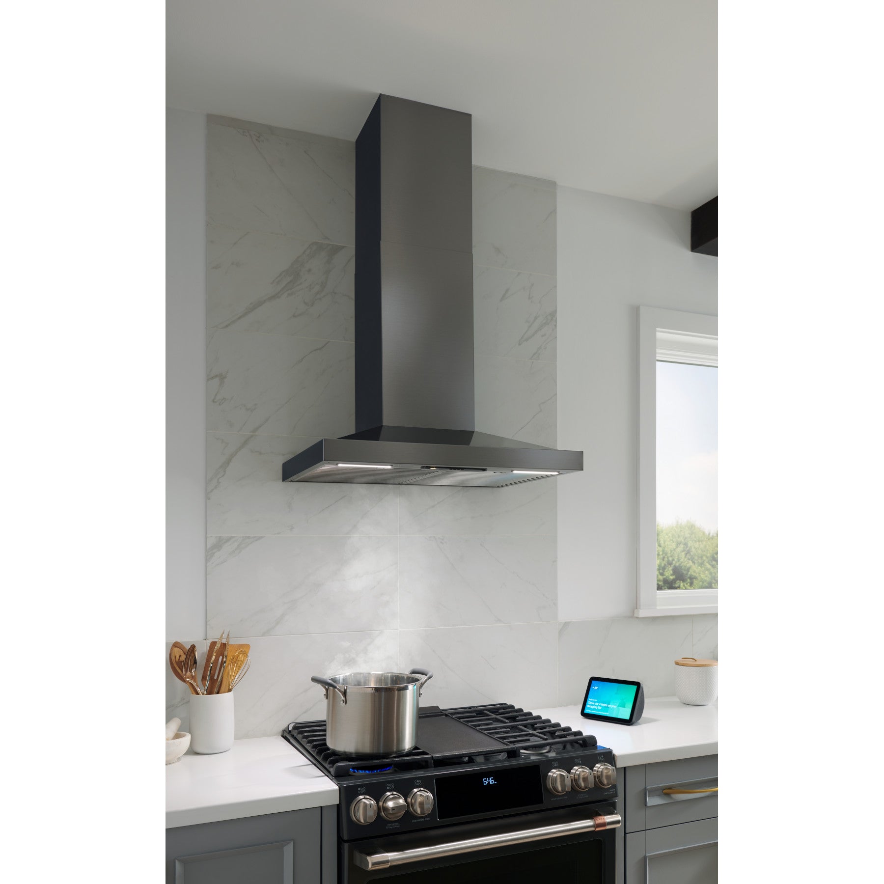 Best - 29.88 Inch 650 CFM Wall Mount and Chimney Range Vent in Black Stainless - WCS1306BLS