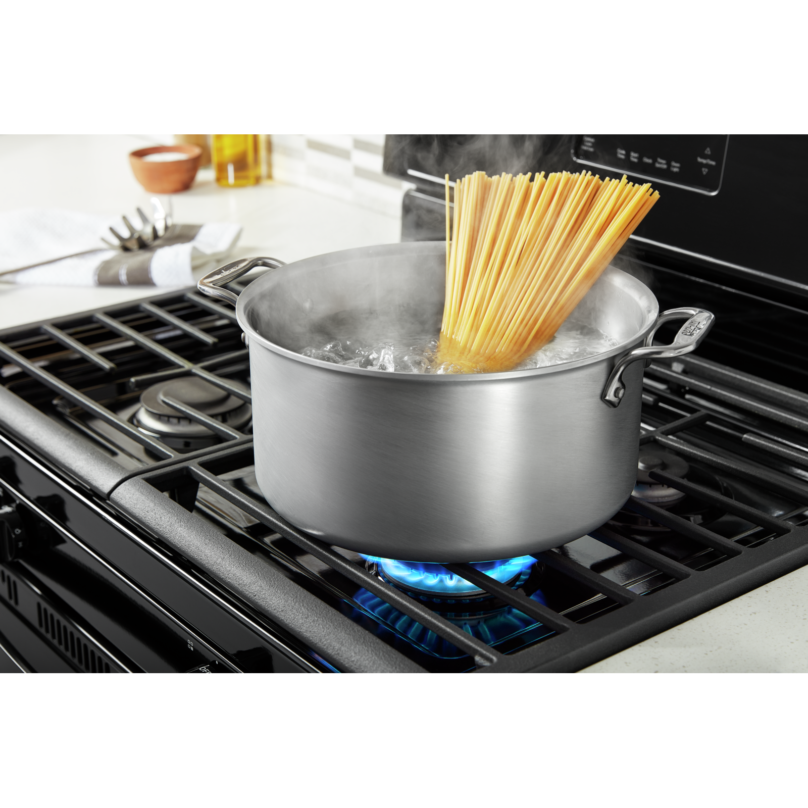 Whirlpool - 5 cu. ft Gas Range in Black - WFG515S0JB