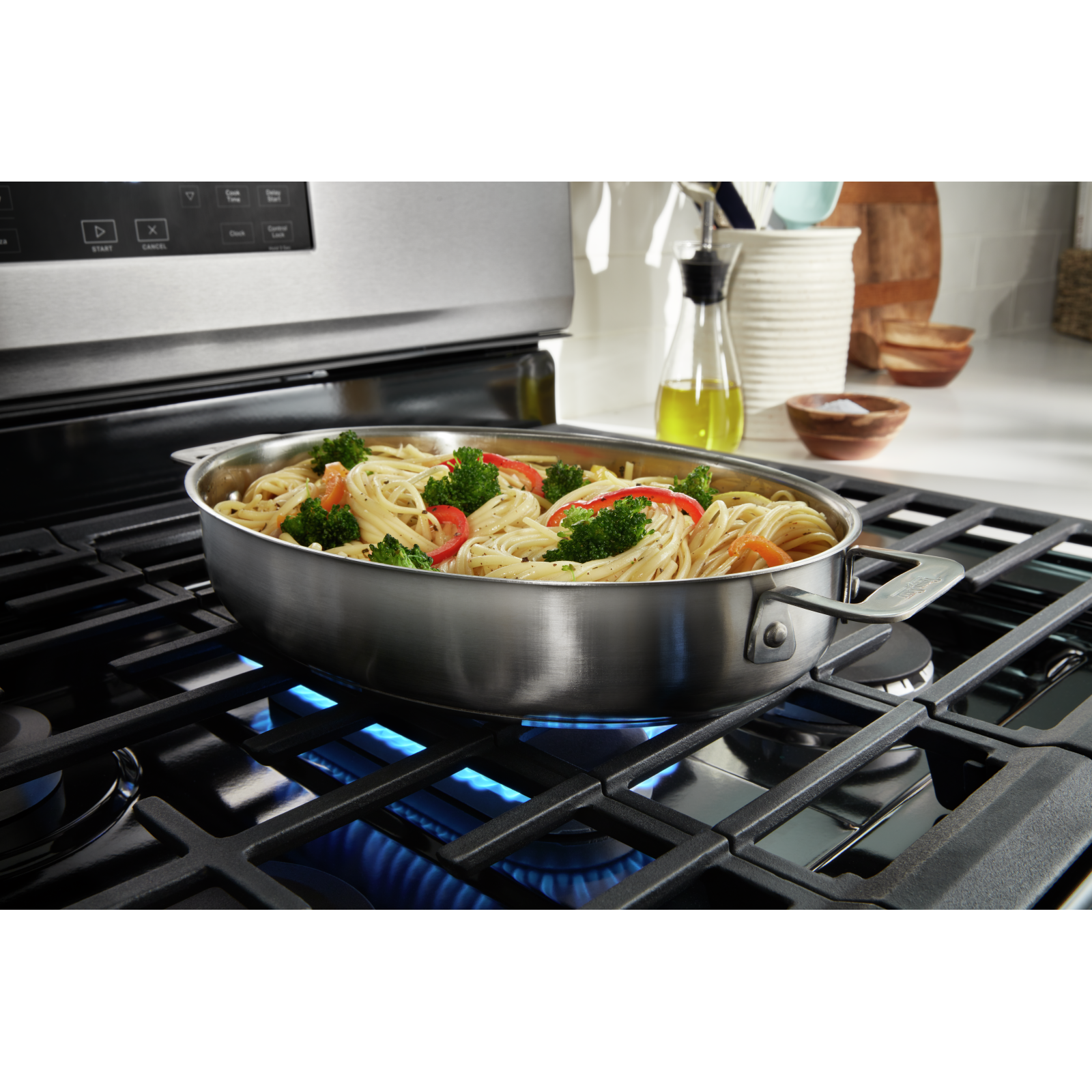Whirlpool - 5 cu. ft Gas Range in Black Stainless - WFG550S0LV