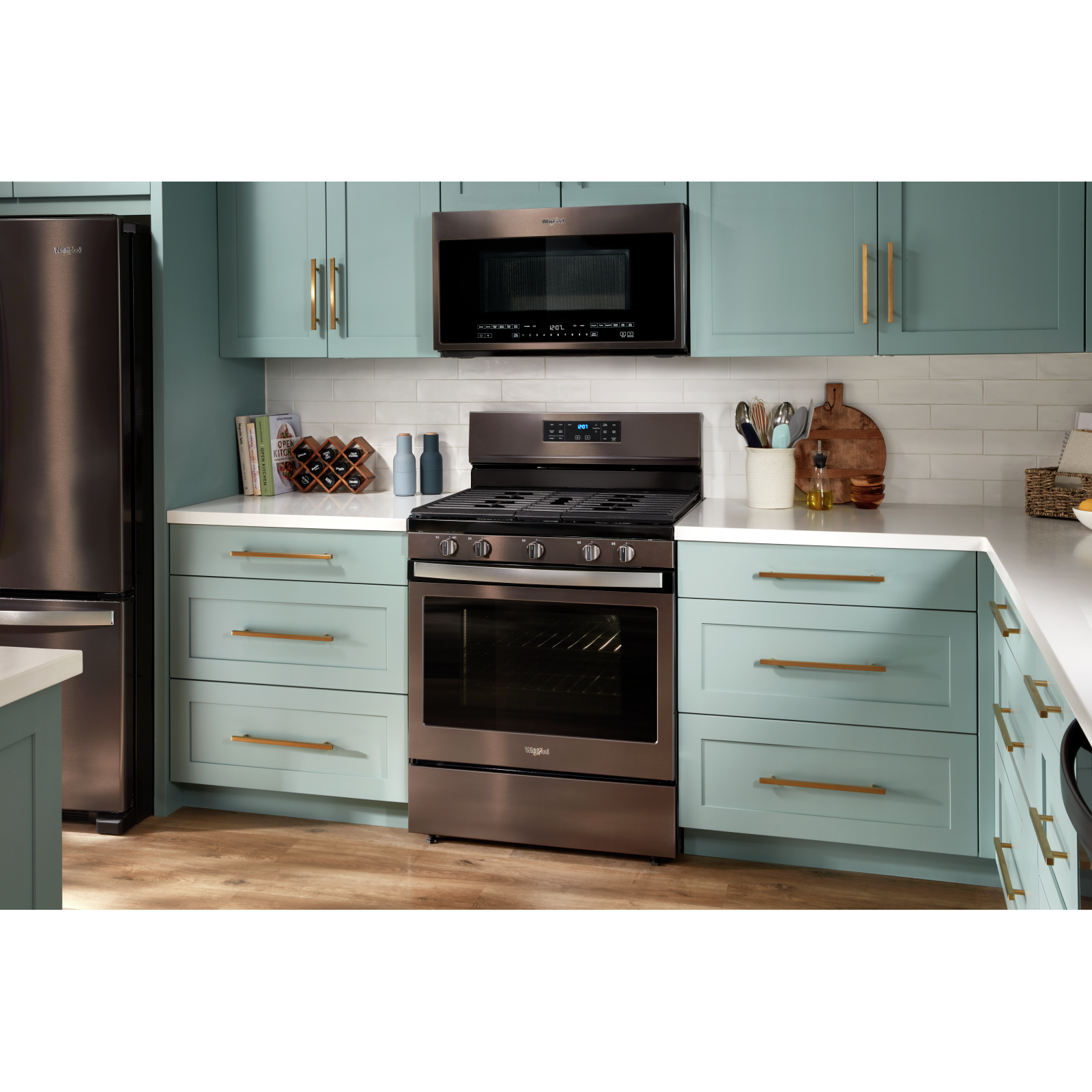 Whirlpool - 5 cu. ft Gas Range in Black Stainless - WFG550S0LV