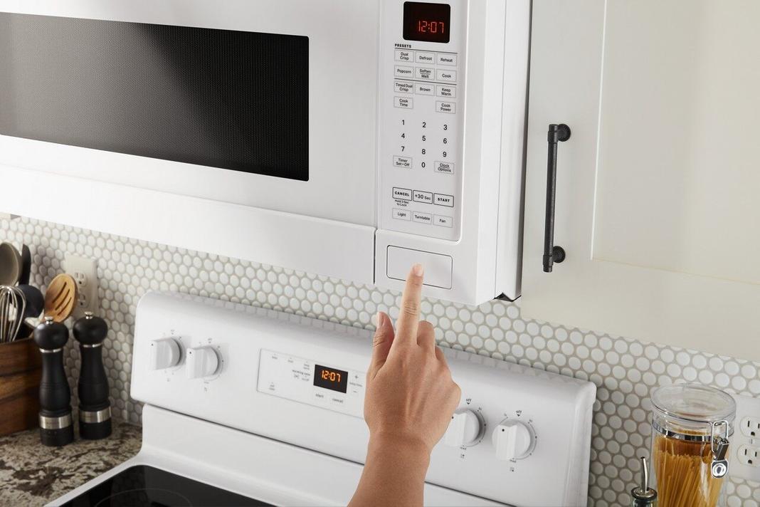 Maytag - 1.9 cu. Ft Over the range Microwave in White - YMMV4207JW