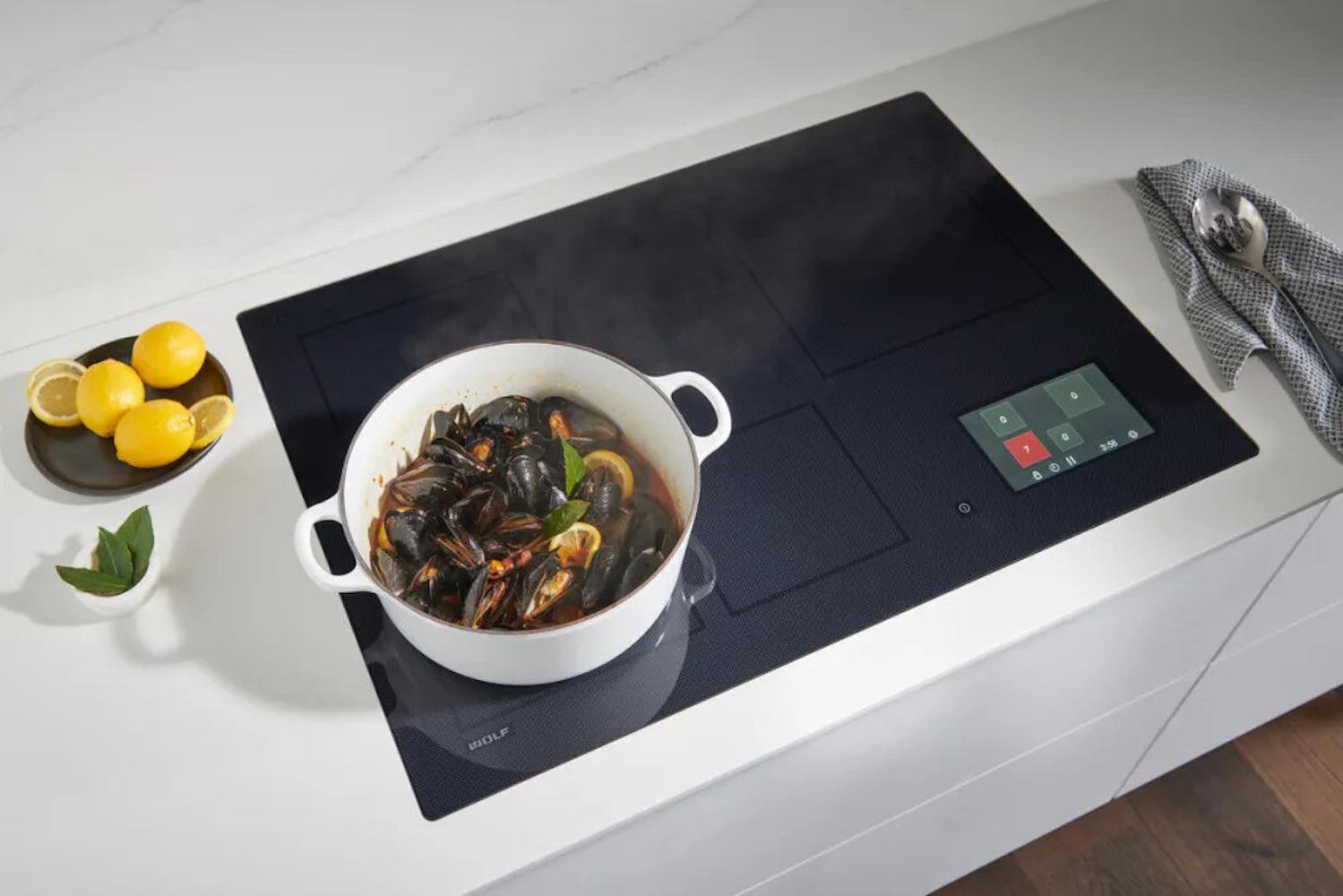 Wolf - 30 Inch Induction Cooktop in Black - CI30460C/B