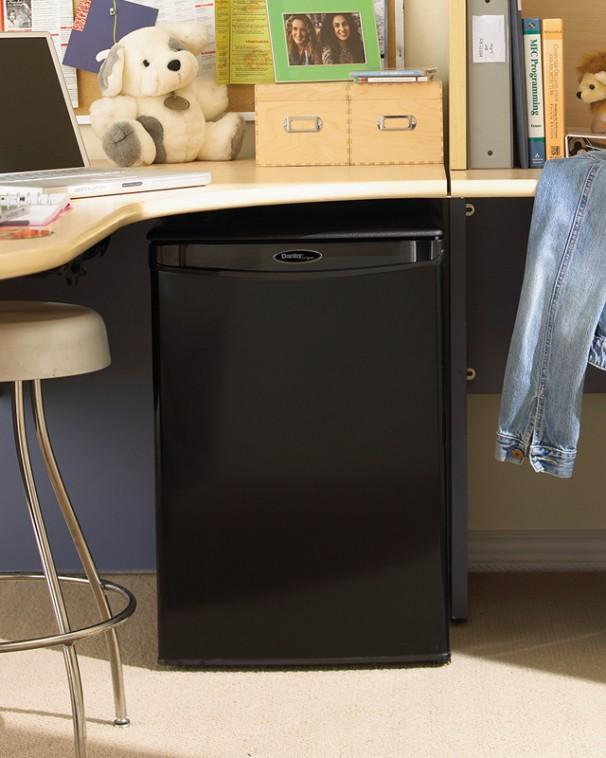 Danby - 17.72 Inch 2.6 cu. ft Mini Fridge Refrigerator in Black - DAR026A1BDD
